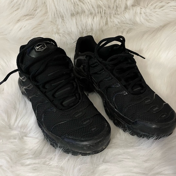 Nike Black Athletic Sneakers - Picture 1 of 8